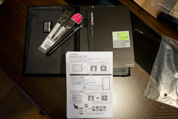 CamiApp S ノートタイプの同梱物、専用のボールペンやノート、バッテリーなど。