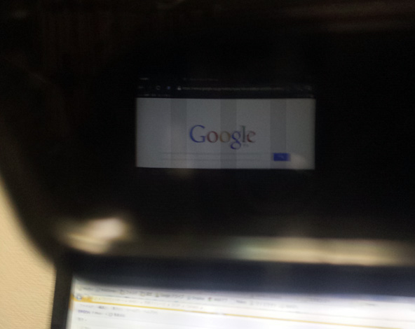 スマートグラスに映っているGoogleの画面。
