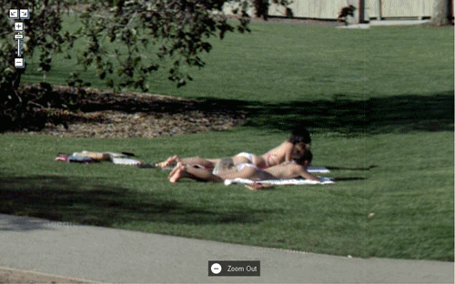 Google Maps ストリートビュー日光浴をする女性